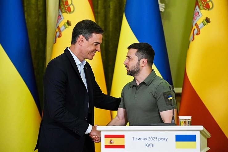 Tổng thống Ukraine Volodymyr Zelensky bắt tay với Thủ tướng Tây Ban Nha Pedro Sanchez ở Kiev hôm 1/7.