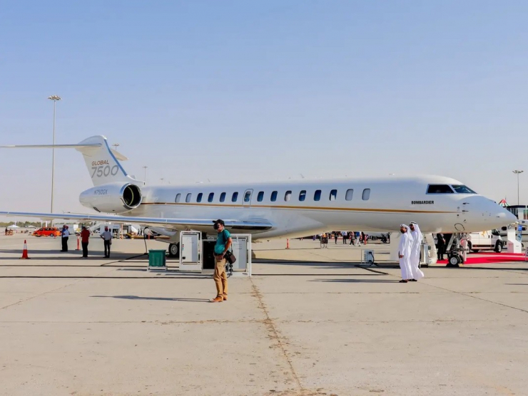 Bombardier là hãng chế tạo máy bay có trụ sở tại thành phố Montreal (Canada) chuyên sản chuyên những chuyên cơ phản lực có tầm bay xa nhất thế giới. Với 10.000 USD cho mỗi giờ thuê, chiếc Bombardier Global 7500 được đánh giá là chiếc máy bay phản lực đắt đỏ nhất thế giới.