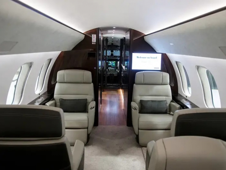 Global 7500 có đủ 4 không gian riêng biệt. Ngoài cabin chính, mặt trước của máy bay còn có phòng bếp lớn nhất trong ngành hàng không tư nhân gồm đầy đủ dụng cụ nấu ăn từ lò nướng đến máy pha cafe và tủ lạnh.