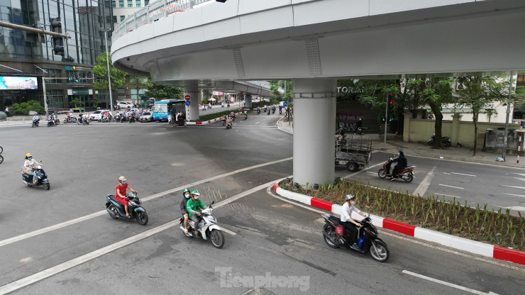Nút giao thông Chùa Bộc - Phạm Ngọc Thạch sáng đầu tuần sau khi thông xe - 3