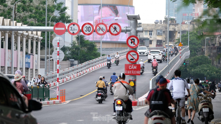 Nút giao thông Chùa Bộc - Phạm Ngọc Thạch sáng đầu tuần sau khi thông xe - 7
