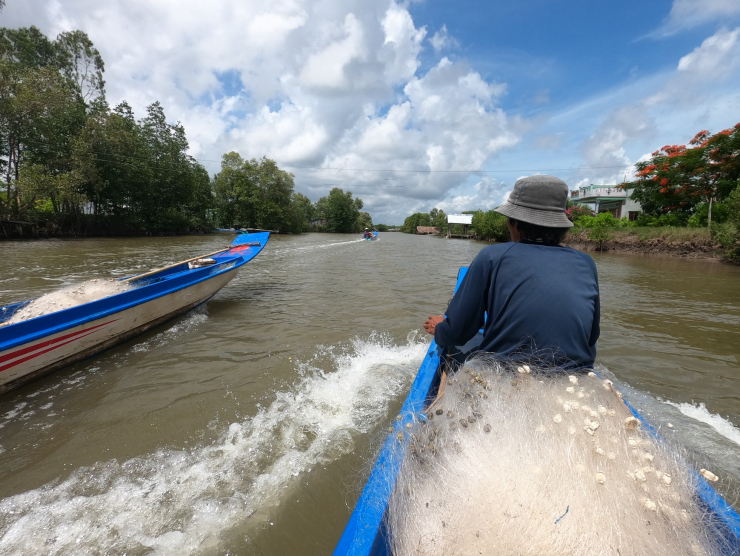 Người săn cá vồ chó phải di chuyển đoạn đường 70 – 80km, nhưng bù lại thu nhập khá cao.