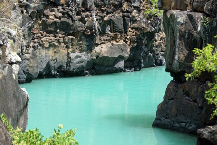 Las Grietas: Nằm trên quần đảo Galapagos (Ecuador), Las Grietas là nơi nước biển tạo thành một hồ bơi tự nhiên giữa hai khe núi lửa. Ngoài ra còn có một rạn san hô bên dưới, vì vậy bạn có thể vừa bơi vừa lặn với ống thở ở đây.
