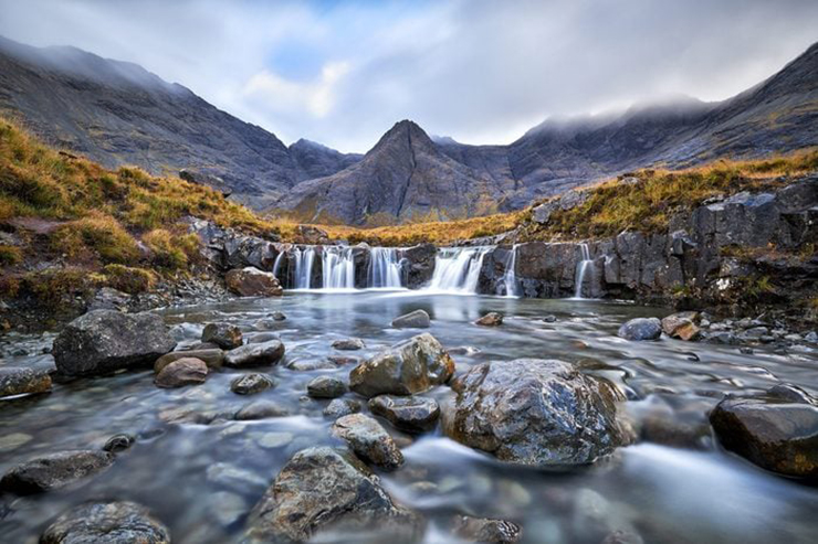 Nằm trên Isle of Skye tại Scotland, Fairy Pools đem tới&nbsp;một cảnh tượng thực sự tráng lệ. Một loạt thác nước từ dãy núi Cuillin cung cấp nước cho các hồ đá, tạo nên những vùng nước tuyệt đẹp.
