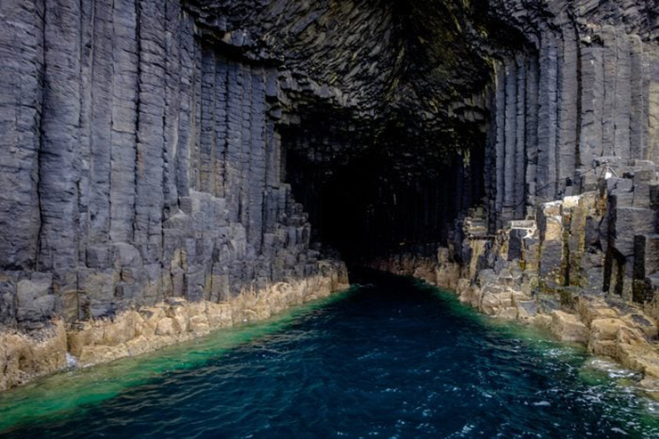 Động Fingal là một hang động trên biển tại hòn đảo không có người ở Staffa, Scotland. Ngoài là một bể bơi thiên nhiên, hang động này được biết đến với âm thanh tự nhiên rất tuyệt vời.
