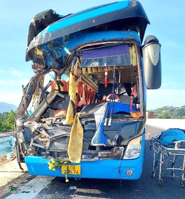 Tai nạn ô tô khách với xe tải trên cao tốc Nha Trang - Cam Lâm, 8 người thương vong - 1
