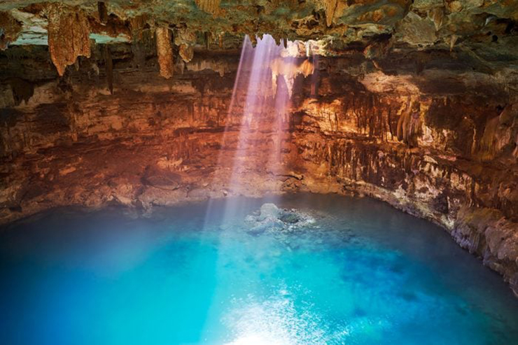 Cenote Samula là một điểm đến kỳ diệu nằm ở bán đảo Yucatan của Mexico. Nó tạo nên một buổi đi bơi hoàn hảo khi bạn được&nbsp;bao bọc trong một hang động kín&nbsp;chỉ có&nbsp;lỗ nhỏ tự nhiên trên đỉnh,&nbsp;tạo thành chùm sáng lấp lánh trên mặt nước.
