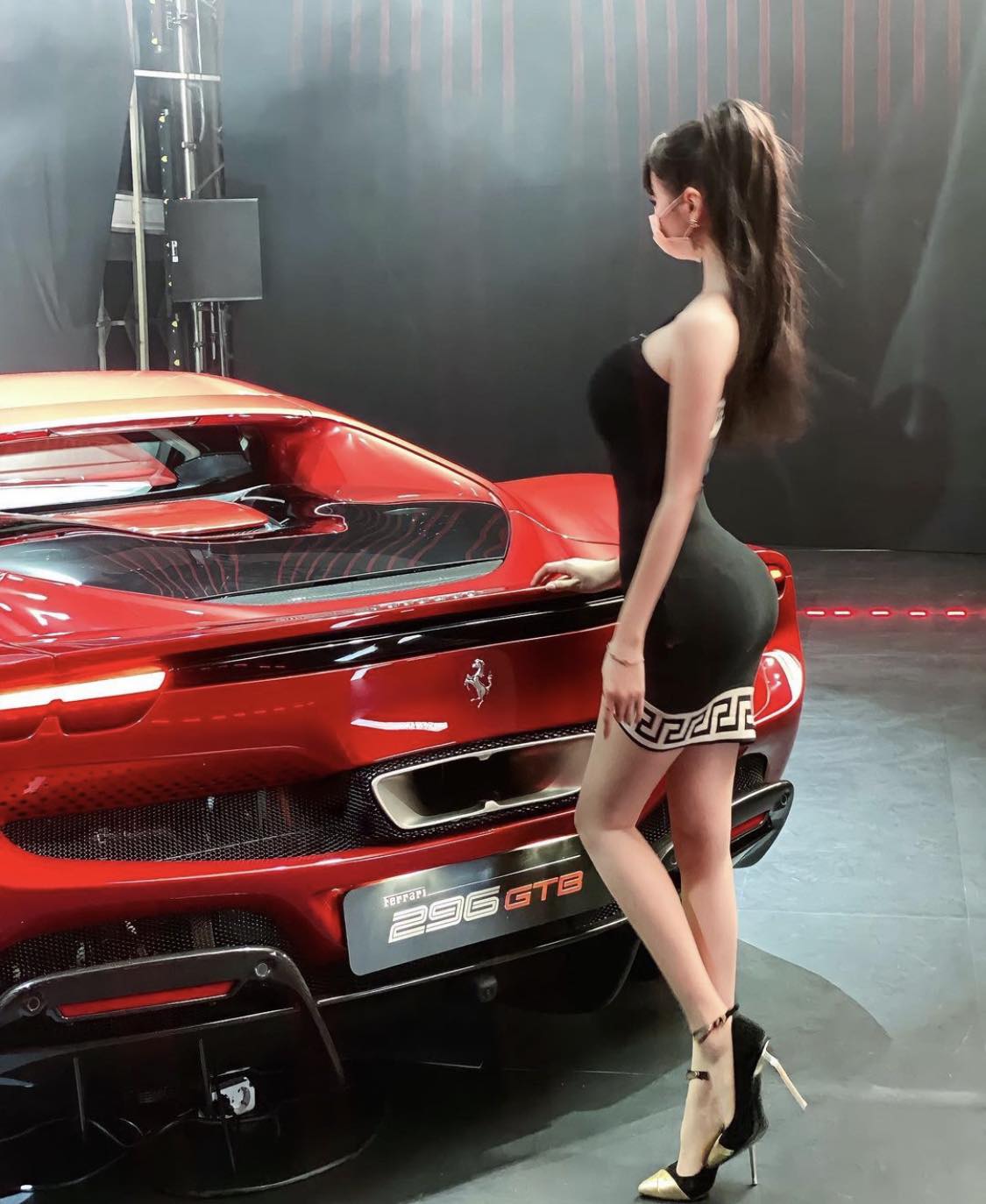 &#34;Hot girl dược sỹ&#34; làm &#34;lu mờ&#34; siêu xe Ferrari 21 tỷ đồng nhờ sóng hình thể nóng bỏng - 2