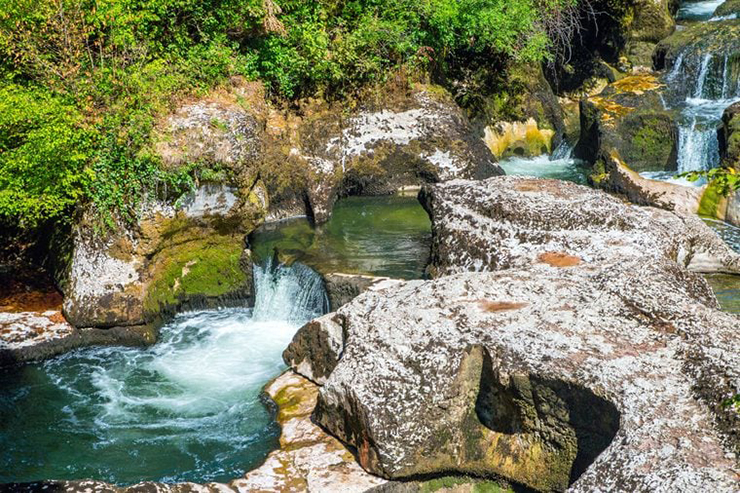 Bể bơi Johnson's Shut-Ins: Sông East Fork Black ở phía đông nam Missouri (Mỹ)&nbsp;đổ xuống xung quanh lớp đá dung nham hàng tỷ năm tuổi để tạo thành hàng chục lạch nhỏ và vũng nước trong Công viên Bang Johnson’s Shut-Ins rộng 3.460ha.&nbsp;
