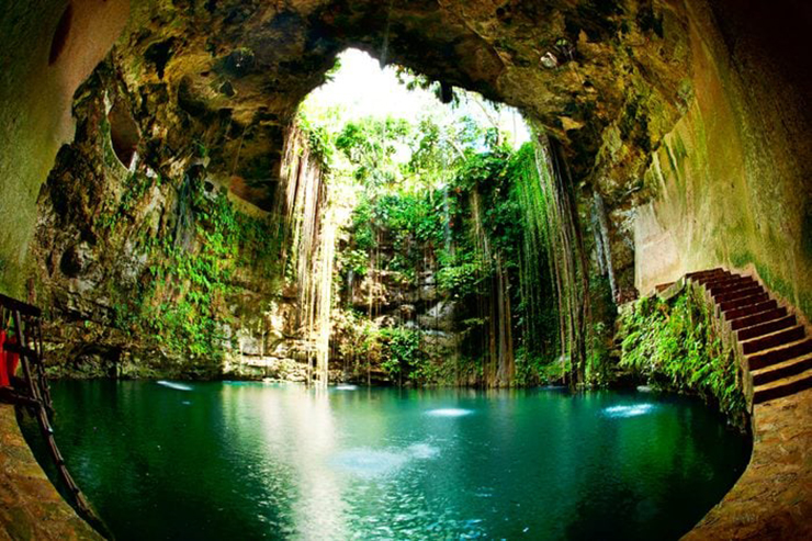 Hố Ik Kil: Có rất nhiều hố bơi tự nhiên được gọi là cenote bao phủ bán đảo Yucatán ở Mexico, nhưng Ik Kil được coi là cenote đẹp nhất. Hồ bơi trong xanh được bao quanh bởi những dây leo rủ xuống và khu rừng nhiệt đới thanh bình. Không chỉ vậy, bể bơi thần tiên này nằm gần&nbsp;tàn tích Chichen Itza của người Maya, chỉ cách&nbsp;một quãng đi bộ.
