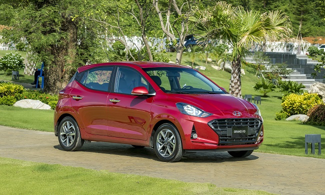 Hyundai Grand i10 tại Việt Nam có 2 tùy chọn là hatchback số sàn tiêu chuẩn 360 triệu đồng và bản sedan số tự động đắt nhất là 455 triệu đồng.
