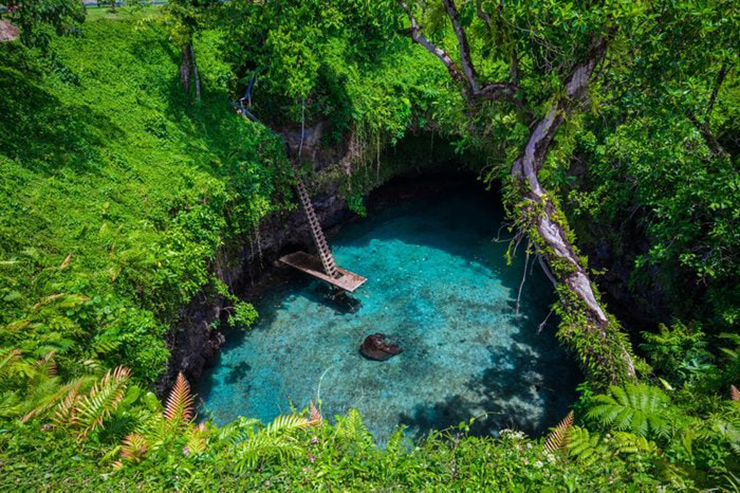 Sua Ocean: Các vụ phun trào núi lửa trên đảo Upolu ở Samoa đã tạo ra hang động màu xanh tuyệt đẹp này. Sua Ocean được dịch theo nghĩa đen là “hố lớn”. Du khách có thể tới được vùng nước yên tĩnh hoàn hảo này bằng cách leo xuống một chiếc thang gỗ dài.
