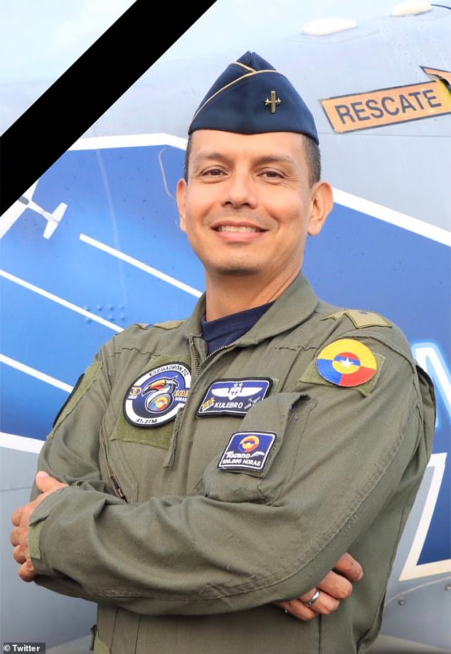 Video: Khoảnh khắc hai máy bay quân sự Colombia va chạm tóe lửa, một phi công thiệt mạng - 2