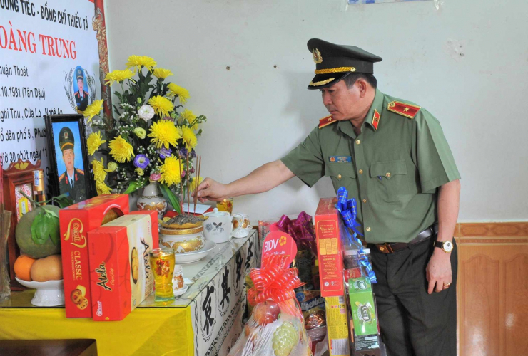 Thiếu tướng Đinh Văn Nơi thăm hỏi gia đình các liệt sĩ trong vụ tấn công trụ sở xã ở Đắk Lắk - 1
