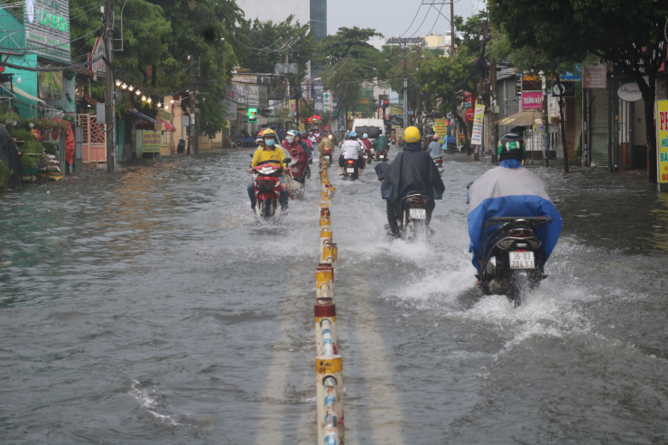 Đường Nguyễn Văn Khối (quận Gò Vấp) ngập nặng sau cơn mưa đầu tháng 7-2023. Tuyến đường này cũng sẽ được TP HCM xóa ngập trong thời gian tới