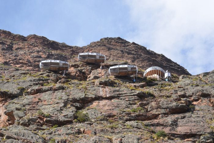 ​Skylodge Adventure Suites ở Thung lũng linh thiêng, Peru: Nằm trên một sườn dốc bằng đá granit phía trên thung lũng Urubamba, những phòng nghỉ bằng nhôm và polycarbonate này cho phép bạn ngủ ngay dưới bầu trời bên trong một khoang ngủ sang trọng trong suốt.
