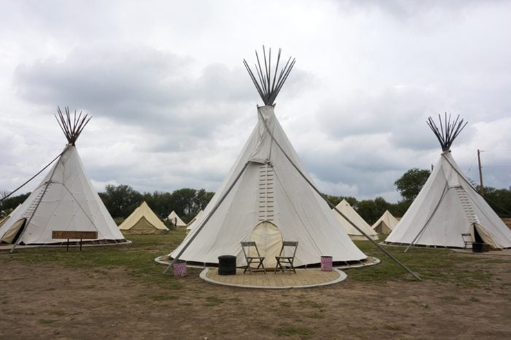 El Cosmico ở Marfa, Texas: Là một&nbsp;“khách sạn du mục”, El Cosmico có&nbsp;nhiều loại chỗ ở cho những người thích phiêu lưu. Ngủ trong xe moóc cổ điển hay lều đi săn, lều kiểu Sioux, yurt và khu cắm trại đều là những trải nghiệm thú vị cho du khách.
