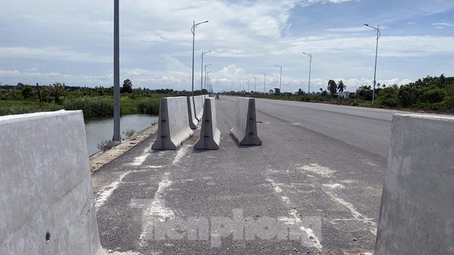 Vụ tai nạn khiến ca nương Tú Thanh tử vong: Dựng rào chắn cấm xe vào đường ven biển - 3