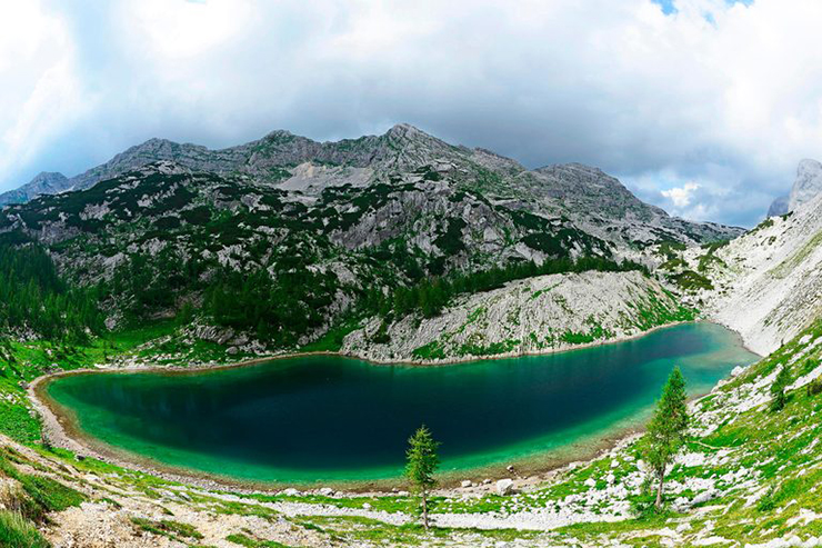 Slovenia, nép mình giữa Áo, Ý và Croatia, được biết đến với những ngọn núi, khu trượt tuyết và hồ nước. Bức ảnh chụp hồ trên núi Veliko Jezero, nằm trong Công viên Quốc gia Triglav thể hiện tất cả những điều đó trong vẻ đẹp hùng vĩ của nó.
