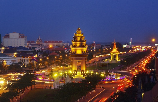 Thủ đô Phnom Penh là thành phố lớn nhất và trung tâm chính trị, kinh tế và văn hóa của Campuchia.
