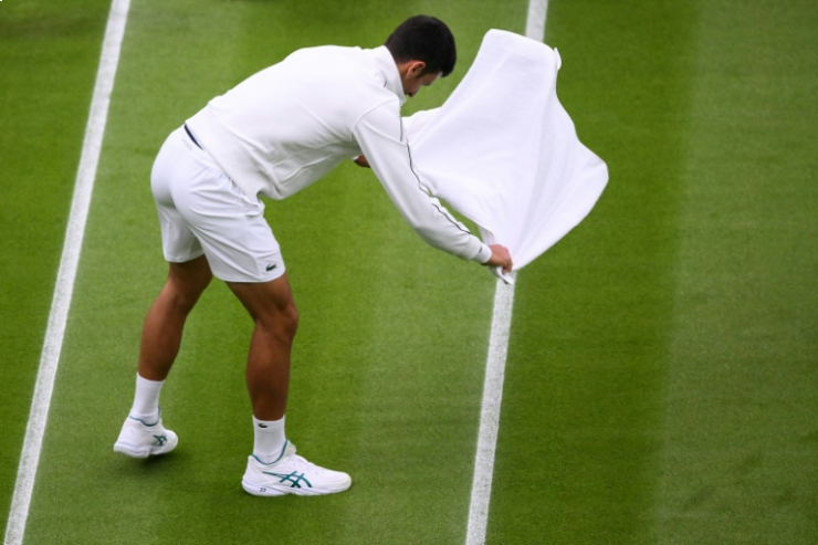 Djokovic lau mặt sân Wimbledon 2023