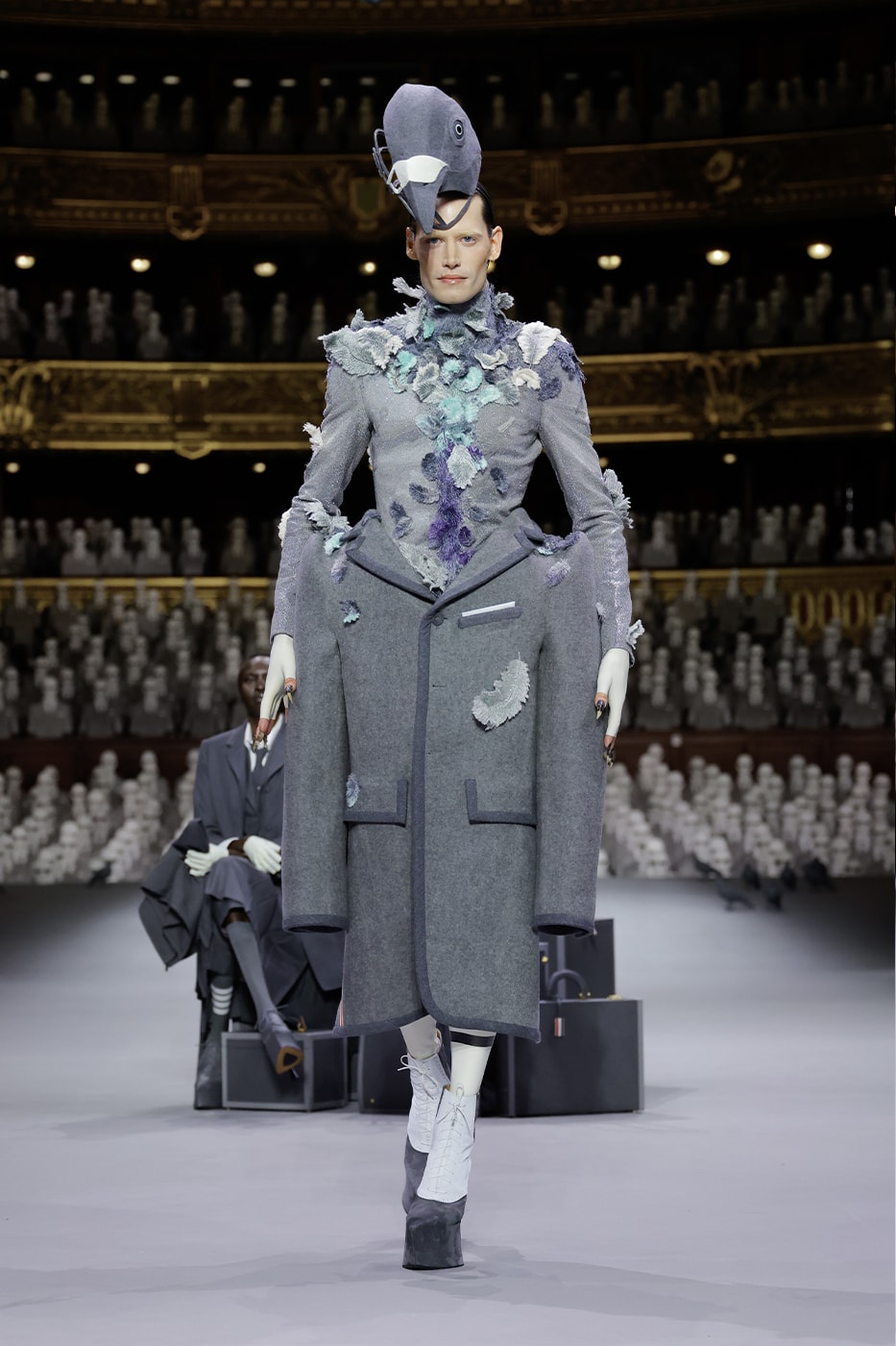 Haute Couture FW23 của Thom Browne mang đến sân khấu một bảng màu xám - 16