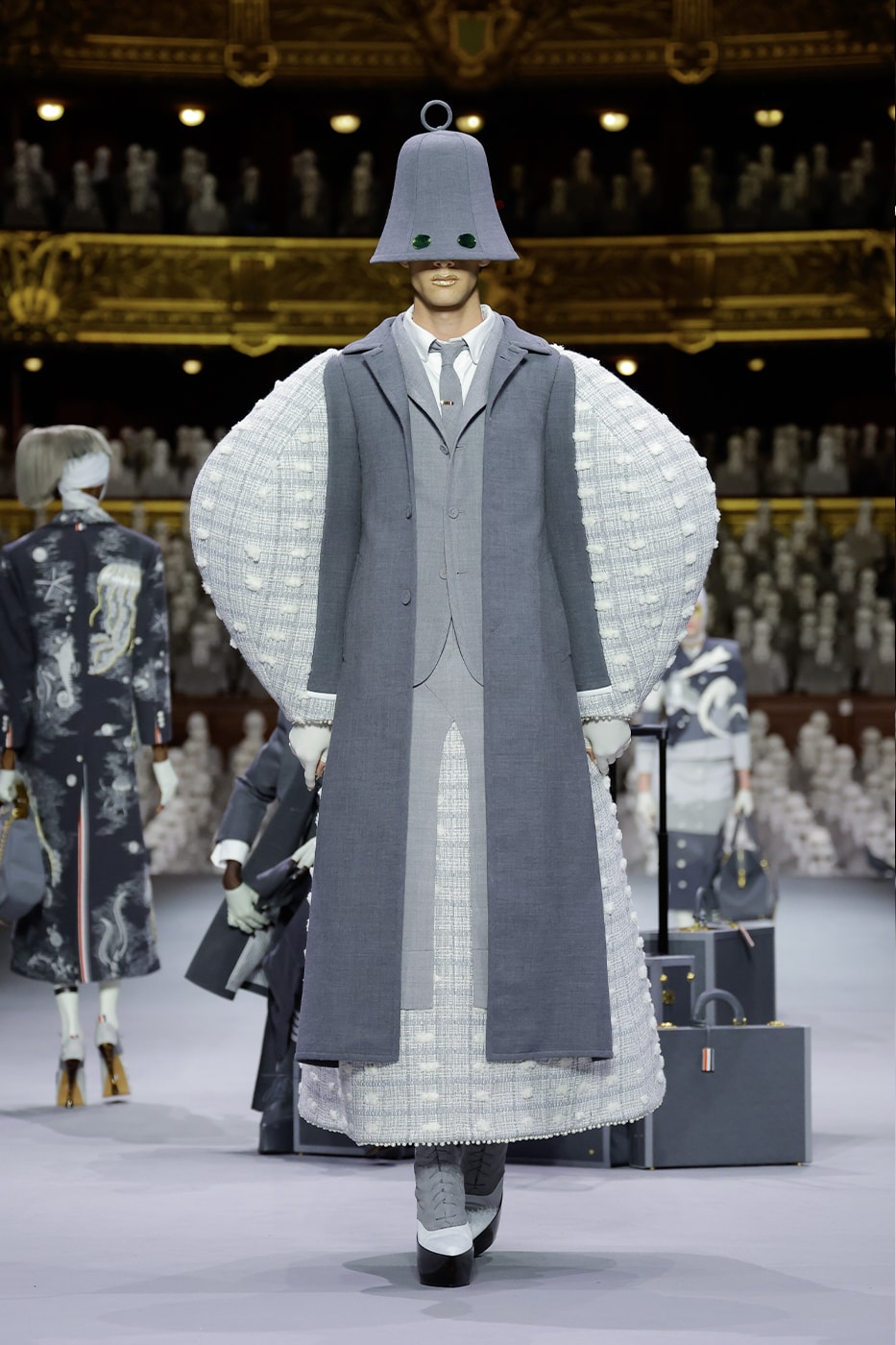 Haute Couture FW23 của Thom Browne mang đến sân khấu một bảng màu xám - 11