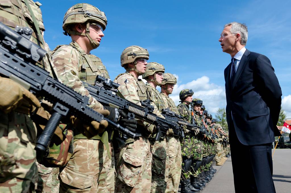 Tổng thư ký NATO Jens Stoltenberg trò chuyện với các binh sĩ thuộc lực lượng Anh (ảnh: CNN)