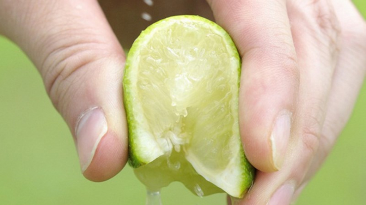 Surprisingly, squeezing lemon without cutting it yields more juice and an extremely easy way to choose and buy clean, juicy lemons.