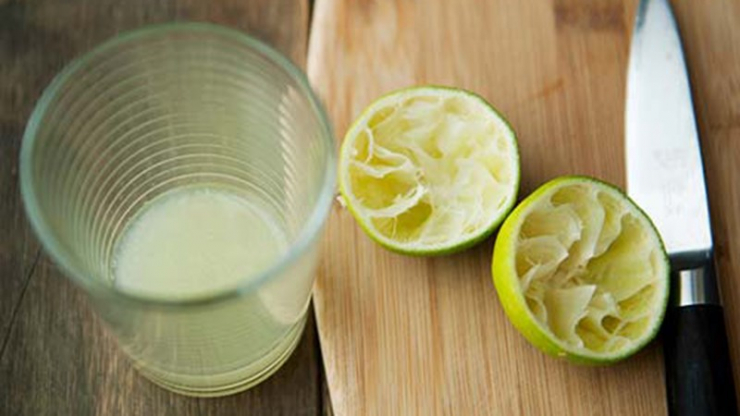 Surprisingly, squeezing lemon without cutting it yields more juice and an extremely easy way to choose and buy clean, juicy lemons.