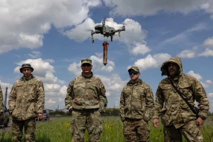 Binh sĩ Ukraine điều khiển UAV ở tỉnh Lviv (Ukraine) ngày 12-5. Ảnh: GETTY IMAGES