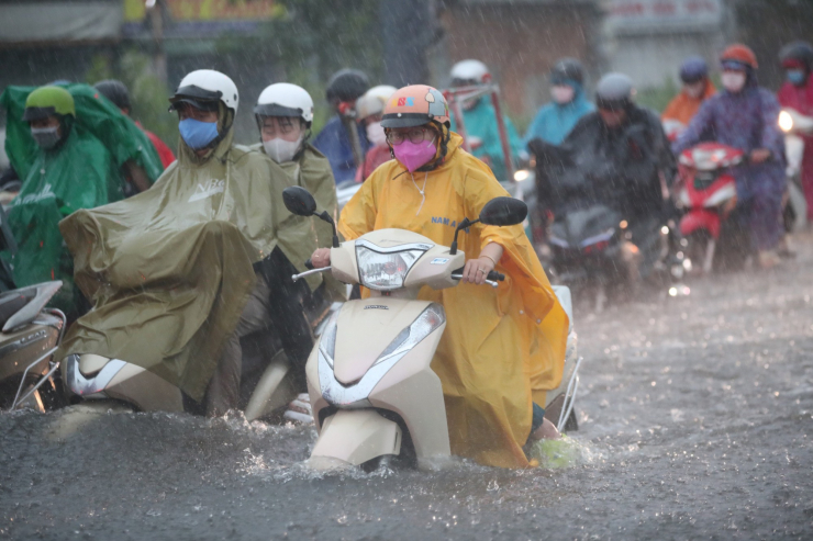 Nhiều tuyến đường tại TP HCM ngập sâu trong ngày đầu của đợt mưa diện rộng - 2