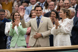 Roger Federer trở lại Wimbledon 2023: Khán đài ”dậy sóng”, khán giả tri ân huyền thoại