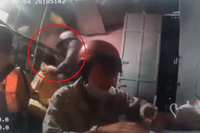 Tin tức 24h qua: Vi phạm nồng độ cồn, người đàn ông xin đi vệ sinh rồi bất ngờ tấn công CSGT bằng dao - 1