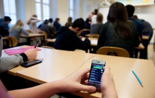 Hà Lan: Học sinh và giáo viên đều bị cấm sử dụng điện thoại trong lớp học - 1