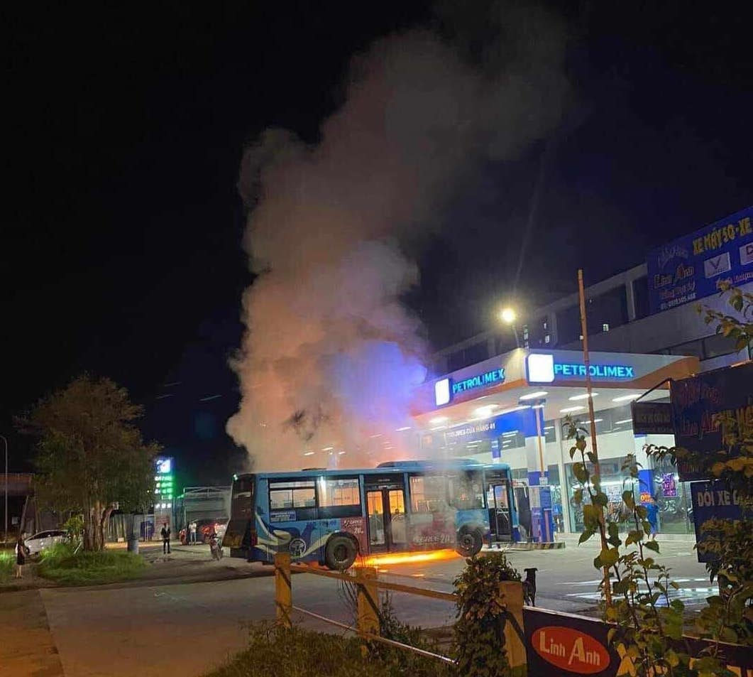 Xe buýt bùng cháy dữ dội ngay trong cây xăng ở Hà Nội - 2