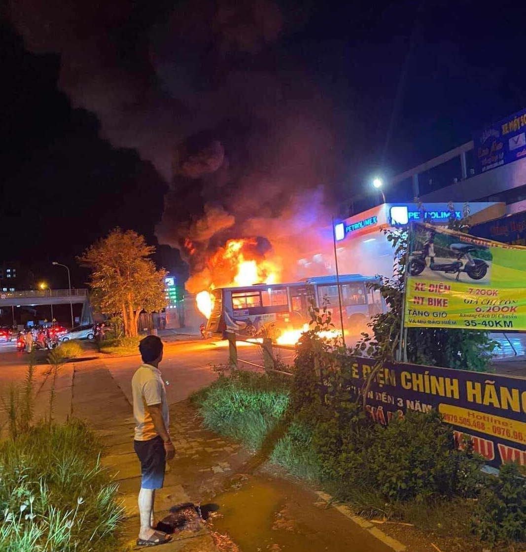 Xe buýt bùng cháy dữ dội ngay trong cây xăng ở Hà Nội - 1