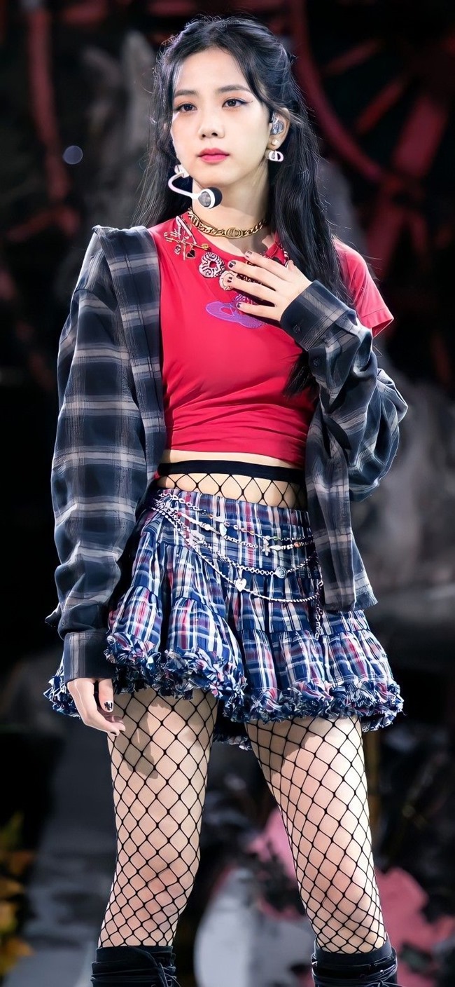 Không phải vô cớ Jisoo (BLACKPINK) chọn váy tím cho show Dior Thu Đông 2023  - 2sao