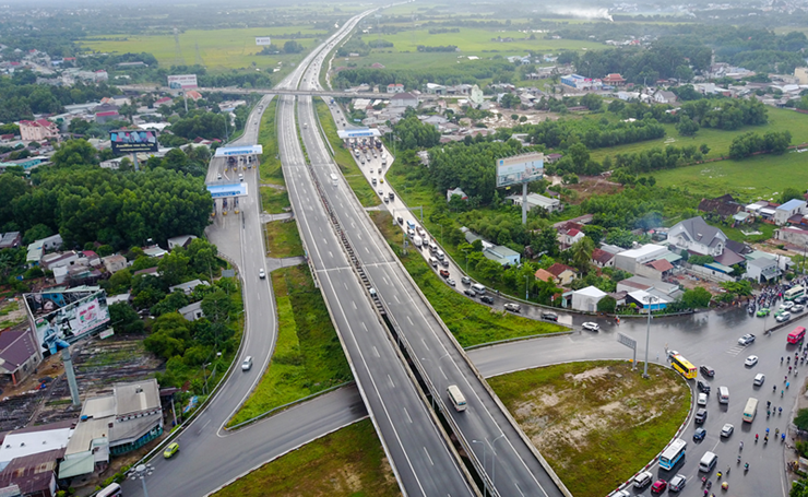 Long Thành là huyện có kinh tế phát triển ở Đồng Nai. Đây là huyện công nghiệp,&nbsp; với 8 khu&nbsp;công nghiệp&nbsp;được Chính phủ phê duyệt có tổng diện tích gần 6 ngàn ha. Trong đó&nbsp;có&nbsp;5 khu công nghiệp đang hoạt động.
