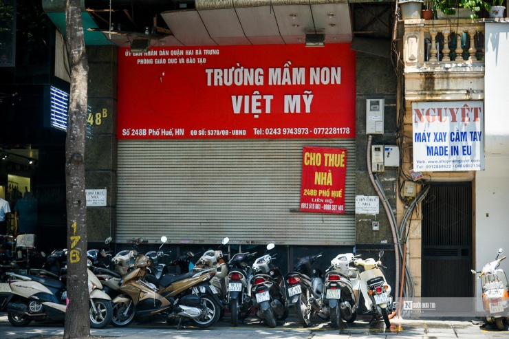 Phố Huế đắt đỏ hiện nay cũng xuất hiện nhiều tấm biển cho thuê mặt bằng. Nhiều nơi trong tình trạng tu sửa lại, ngoài cửa treo biển rao vặt nhưng khi phóng viên liên lạc nhiều lần đều không thể gặp người ở đầu dây bên kia.