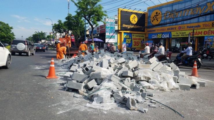 CSGT truy tìm xe đổ gạch ra đường rồi bỏ chạy - 2