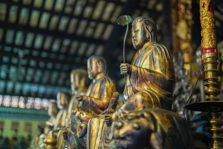 Độc đáo các pho tượng dát vàng trong ngôi chùa gần 300 tuổi ở TPHCM - 12
