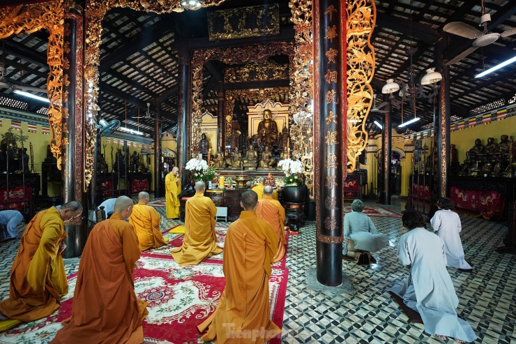 Độc đáo các pho tượng dát vàng trong ngôi chùa gần 300 tuổi ở TPHCM - 17