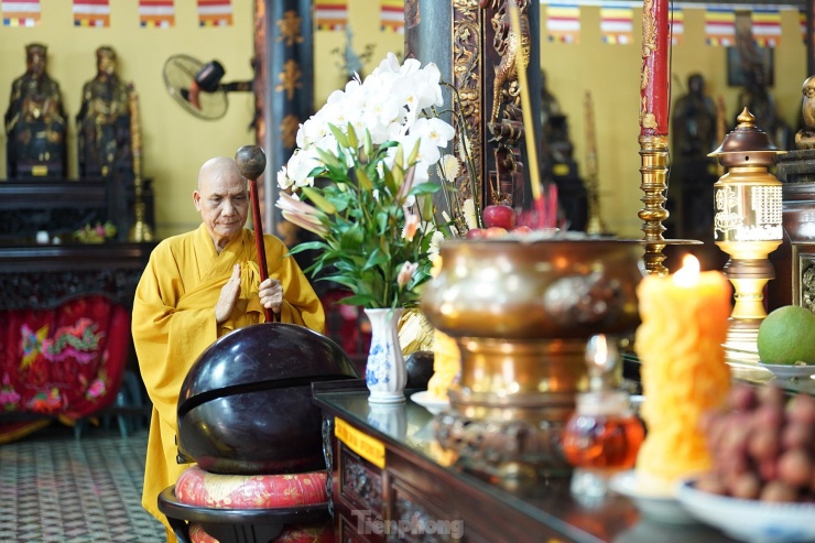 Độc đáo các pho tượng dát vàng trong ngôi chùa gần 300 tuổi ở TPHCM - 18