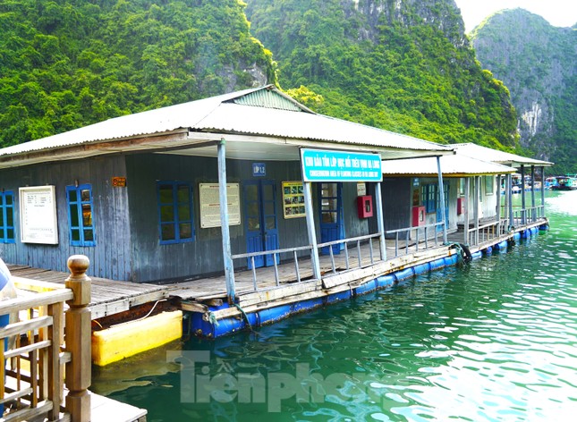 Làng chài Cửa Vạn, vịnh Hạ Long nhiều lần được các tổ chức uy tín bình chọn nằm trong top những làng chài cổ đẹp nhất thế giới. Không chỉ mang lại một giá trị tinh thần vô cùng to lớn mà là một cơ hội hiếm có để Quảng Ninh quảng bá du lịch đến với du khách nước ngoài.