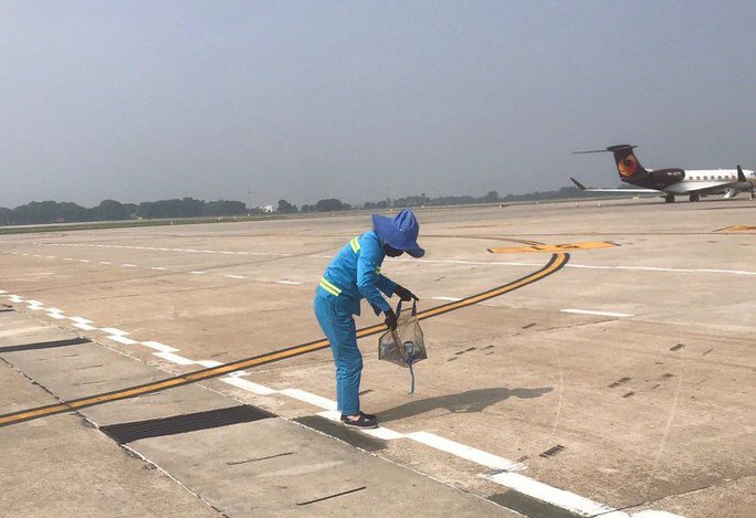 Trung tâm Khai thác Khu bay Nội Bài được trang bị các phương tiện quét hút FOD; mỗi lần đi kiểm tra, ngoài hệ thống xe quét hút thì còn có các kíp nhân viên kiểm tra trực quan, thu gom các FOD mà phương tiện không hút được. Ảnh: Phan Công