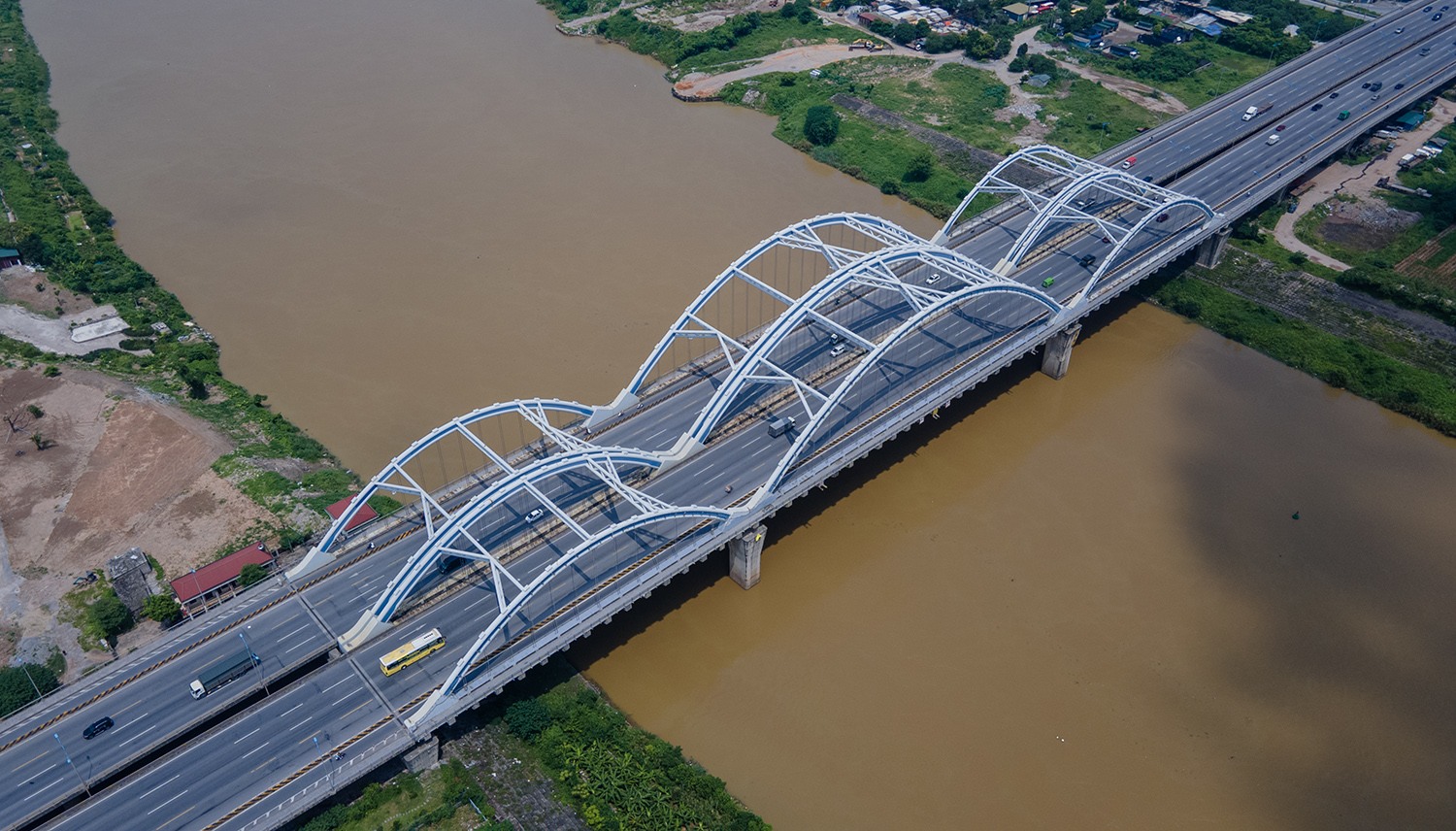 Cầu Đông Trù là gói thầu chính, quan trọng nhất của toàn bộ dự án Đường 5 kéo dài. Tổng mức đầu tư của dự án là hơn 6.600 tỷ đồng, bằng nguồn vốn ngân sách Nhà nước.