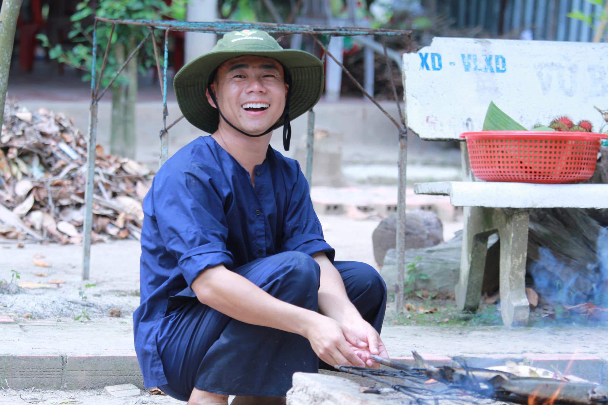 Anh thường mặc quần áo bà ba, đi guốc mộc, đeo túi cói đi dẫn tour.&nbsp;