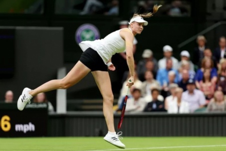 Trang phục lạ ở Wimbledon 2023: Mỹ nhân mặc quần đùi màu đen thi đấu