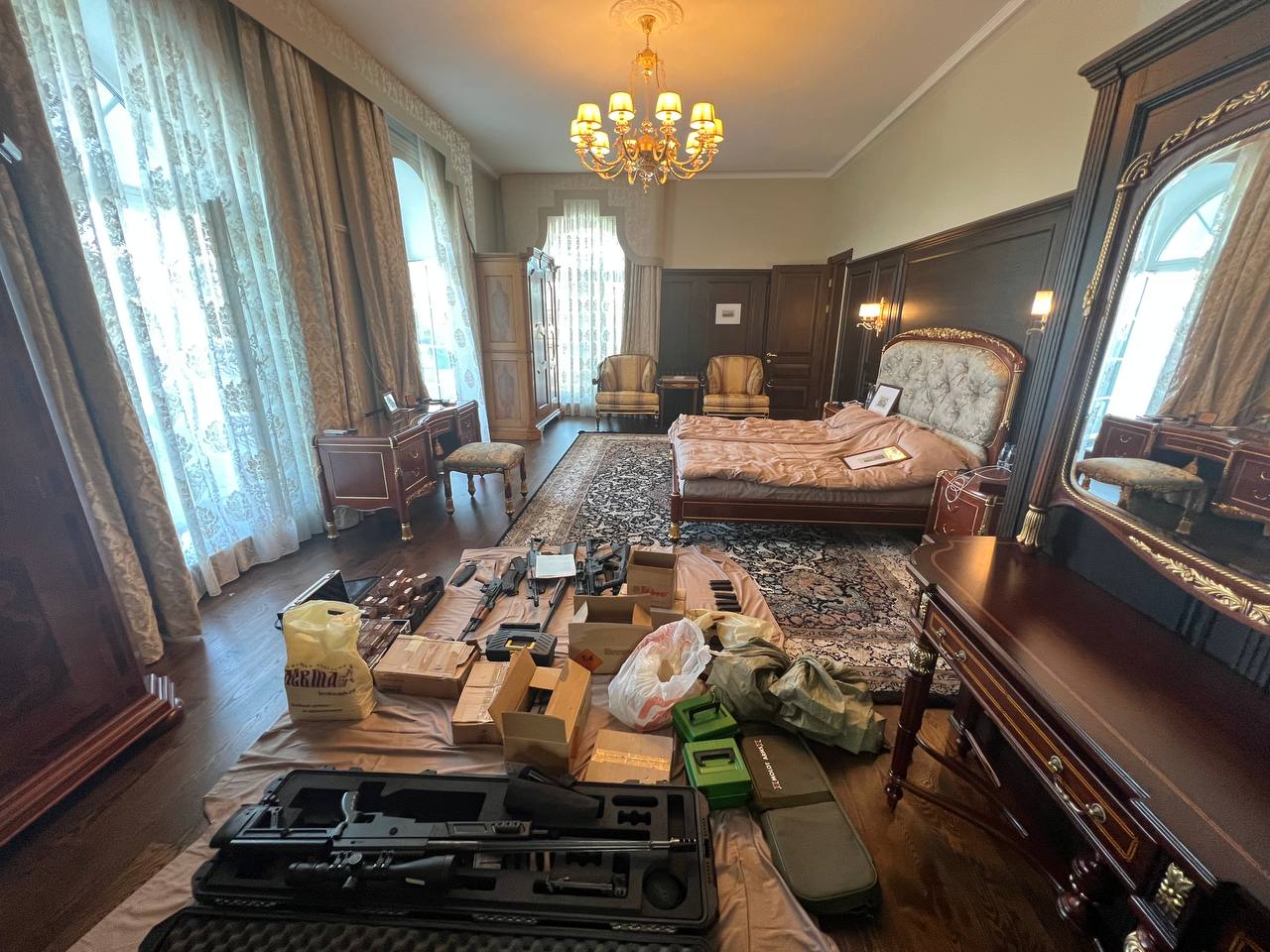 Hình ảnh từ cuộc lục soát của FSB trong biệt thự của thủ lĩnh Wagner - 1